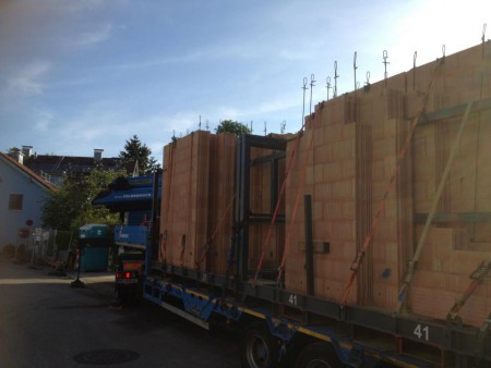 LKW-Zug mit Fertigteilen